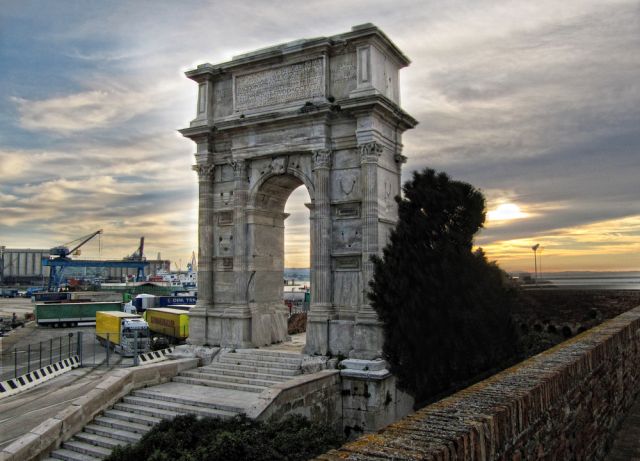 Restauro dell'Arco di Traiano